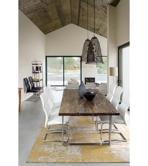 The THELMA BIZZOTTO chair is a furnishing piece designed for interiors requiring modern lines, comfort and material