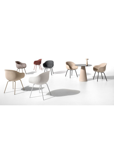 Fauteuil Fade outdoor avec pieds en métal – PLUST | Bhome