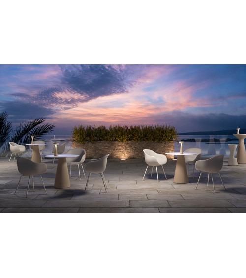 Fauteuil Fade outdoor avec pieds en métal – PLUST | Bhome