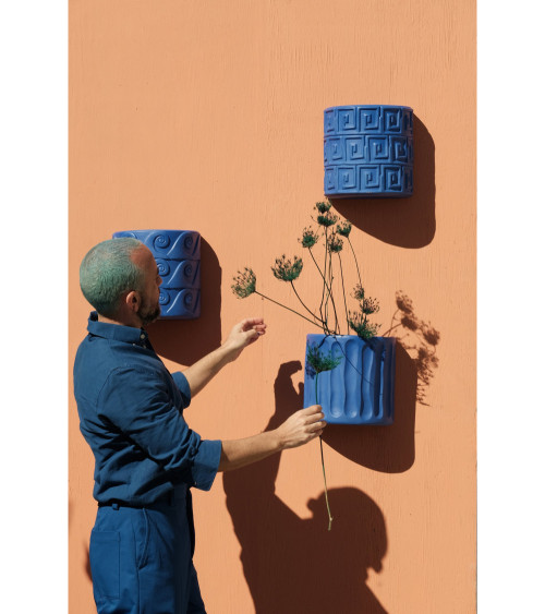 Vase"da muro in terracotta Dorico Blu"25 x 16 h 25 cmI 9,8" x 6,3"h 9,8 –SELETTI | BHOME by Arredi Barbàra