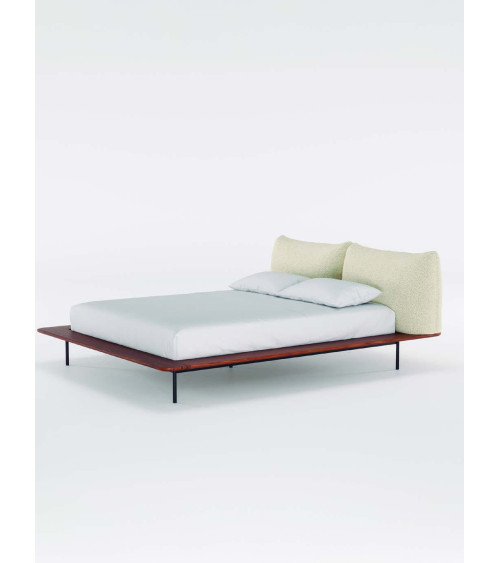 Platform Bett aus Massivholz und Stoff | WEWOOD