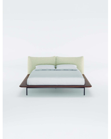 Platform Bett aus Massivholz und Stoff | WEWOOD