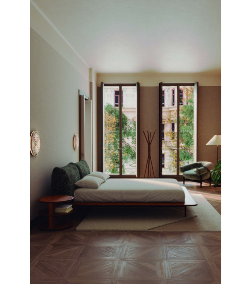 Platform Bett aus Massivholz und Stoff | WEWOOD