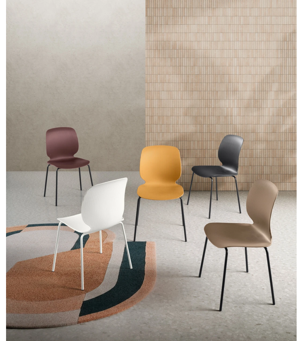 Chaise « Rib » en polypropylène et métal – IKONE CASA