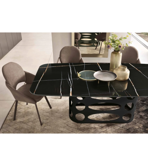 Tavolo “Maru” in vetro con basamento traforato | Capodarte Home