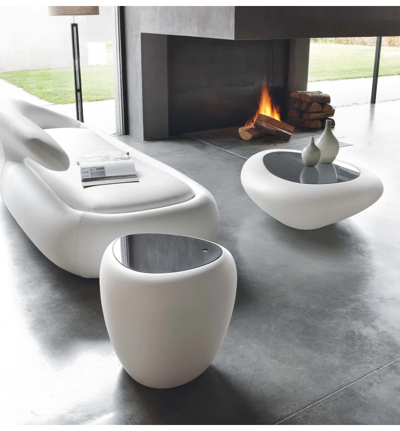 Diseñada por Tonin Casa Creatives, la mesa de centro Ios expresa un diseño innovador pensado para unir estética y funcionalidad.