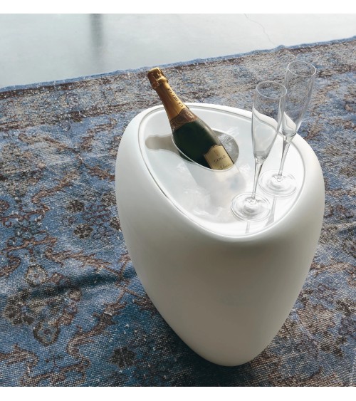 Diseñada por Tonin Casa Creatives, la mesa de centro Ios expresa un diseño innovador pensado para unir estética y funcionalidad.