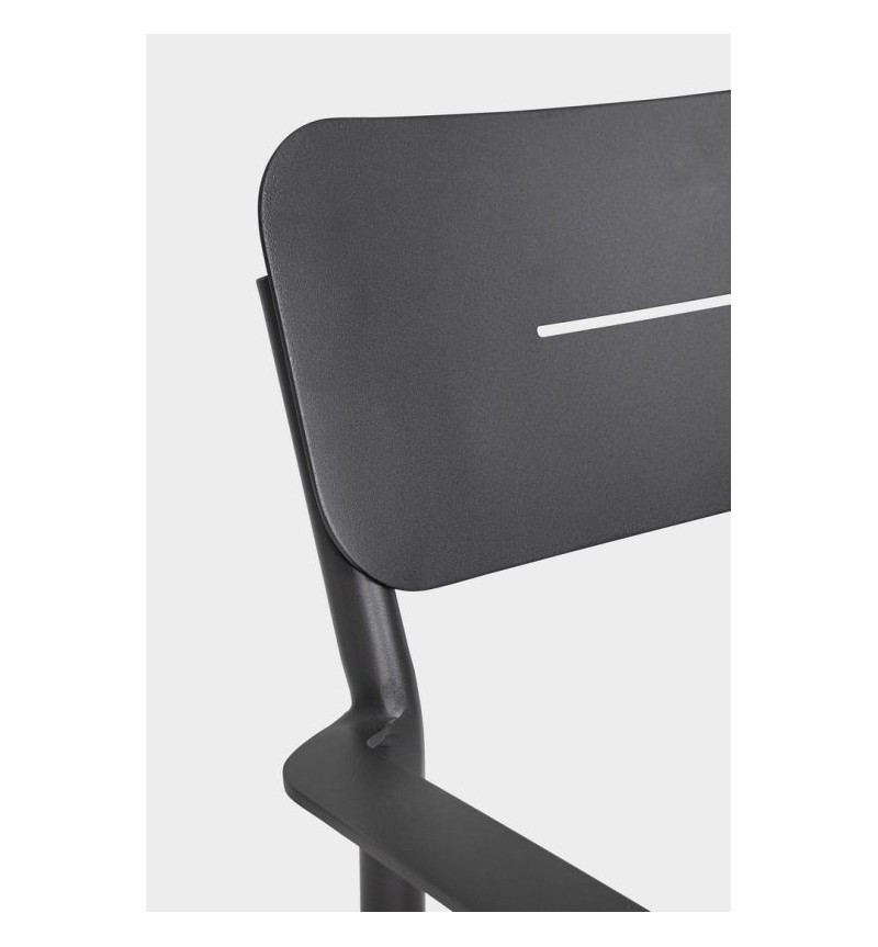 The structure is made of powder-coated aluminum (polyester), designed for continuous outdoor use. The chair features a seat cush