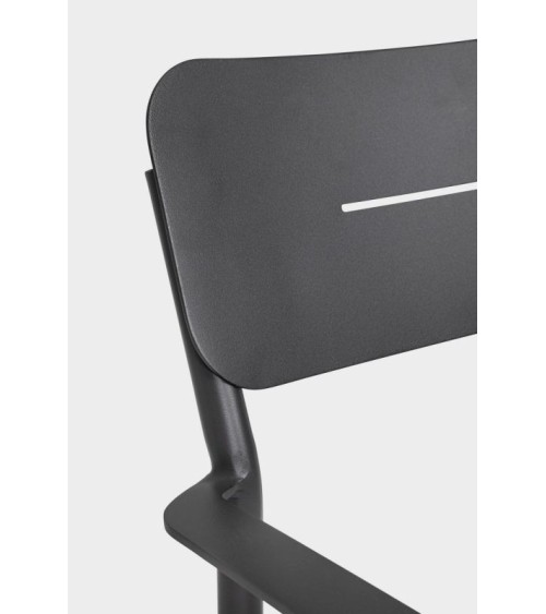 The structure is made of powder-coated aluminum (polyester), designed for continuous outdoor use. The chair features a seat cush