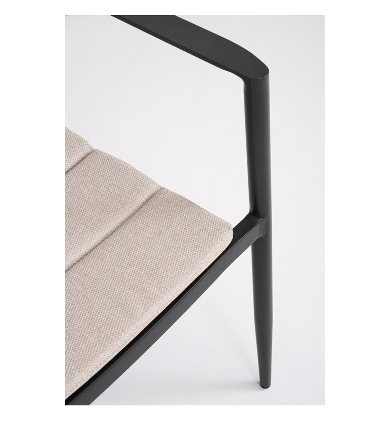 The structure is made of powder-coated aluminum (polyester), designed for continuous outdoor use. The chair features a seat cush