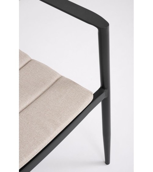 The structure is made of powder-coated aluminum (polyester), designed for continuous outdoor use. The chair features a seat cush