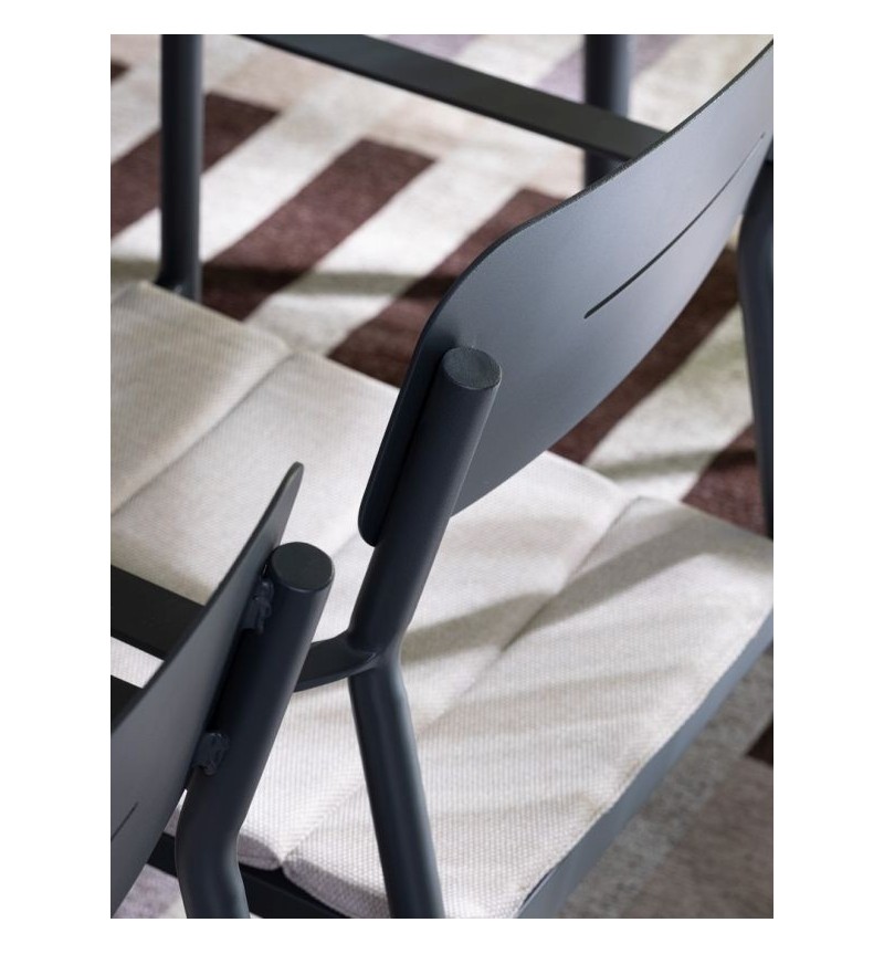 The structure is made of powder-coated aluminum (polyester), designed for continuous outdoor use. The chair features a seat cush