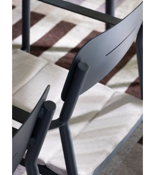 The structure is made of powder-coated aluminum (polyester), designed for continuous outdoor use. The chair features a seat cush