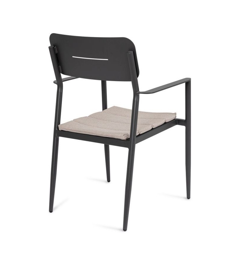The structure is made of powder-coated aluminum (polyester), designed for continuous outdoor use. The chair features a seat cush