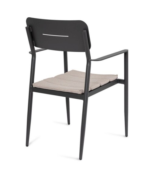 The structure is made of powder-coated aluminum (polyester), designed for continuous outdoor use. The chair features a seat cush