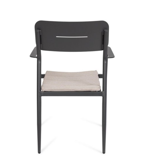 The structure is made of powder-coated aluminum (polyester), designed for continuous outdoor use. The chair features a seat cush