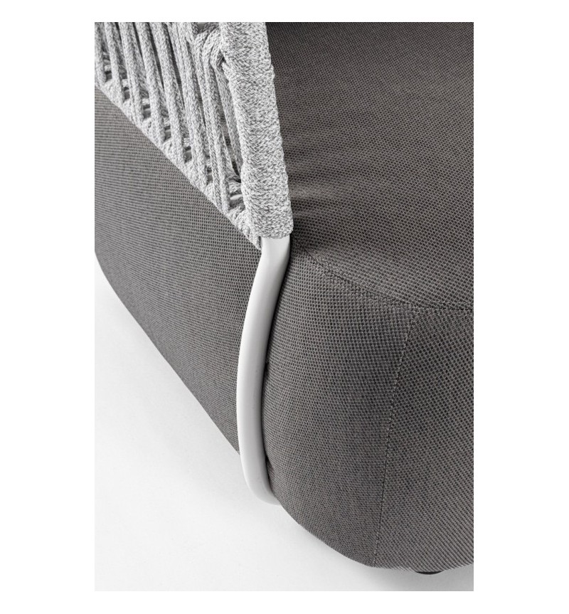 La poltrona PALMER appartiene alla collezione Bizzotto Homemotion ed è realizzata con struttura in alluminio verniciato a polver