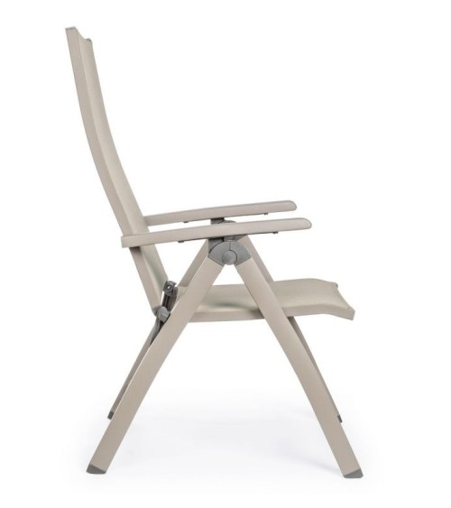 La poltrona VICTOR è realizzata con struttura in alluminio verniciato a polvere (poliestere), progettata per assicurare durabili