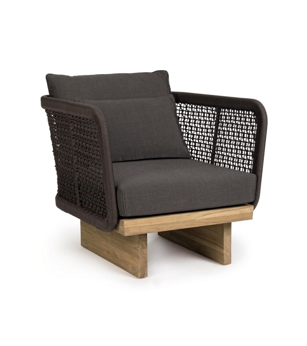 The XYLIA DARK armchair belongs to the Bizzotto Homemotion collection and is made with a powder-coated aluminum structure (polye