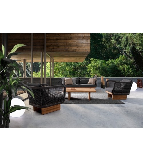 The XYLIA DARK armchair belongs to the Bizzotto Homemotion collection and is made with a powder-coated aluminum structure (polye