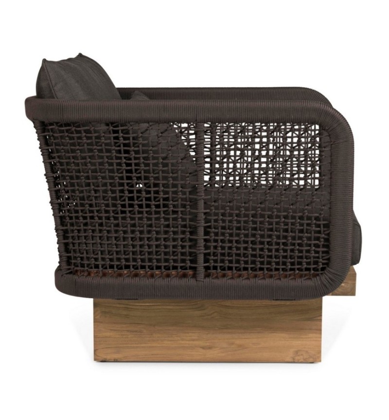 The XYLIA DARK armchair belongs to the Bizzotto Homemotion collection and is made with a powder-coated aluminum structure (polye