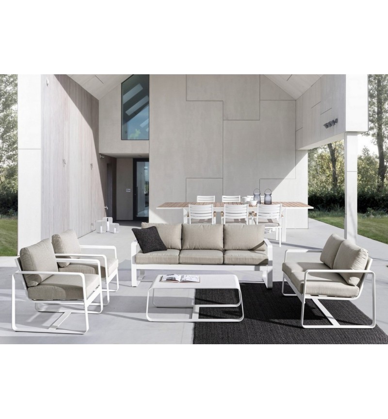 Il tavolino MERRIGAN è realizzato con struttura in alluminio verniciato a polvere (poliestere), materiale leggero e resistente p