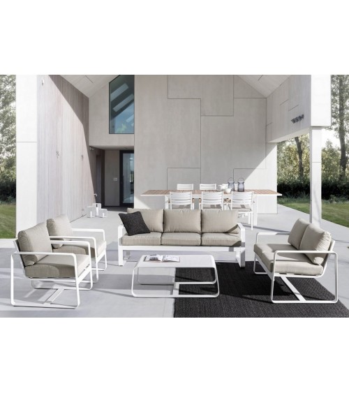 Il tavolino MERRIGAN è realizzato con struttura in alluminio verniciato a polvere (poliestere), materiale leggero e resistente p